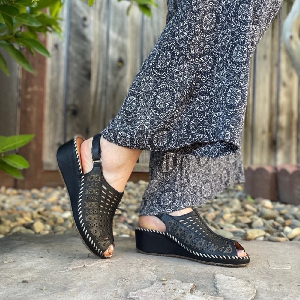 Biza Size 41 (US 10-10.5) Black Leather Sandals